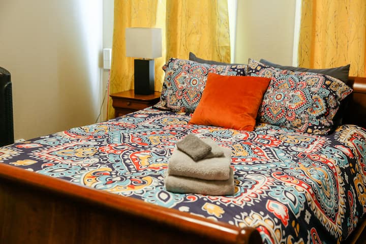 Bračni krevet (160x200), madrac na vrhu jastuka, jastuk od memorijske pjene s dovoljno prostora za odlaganje.