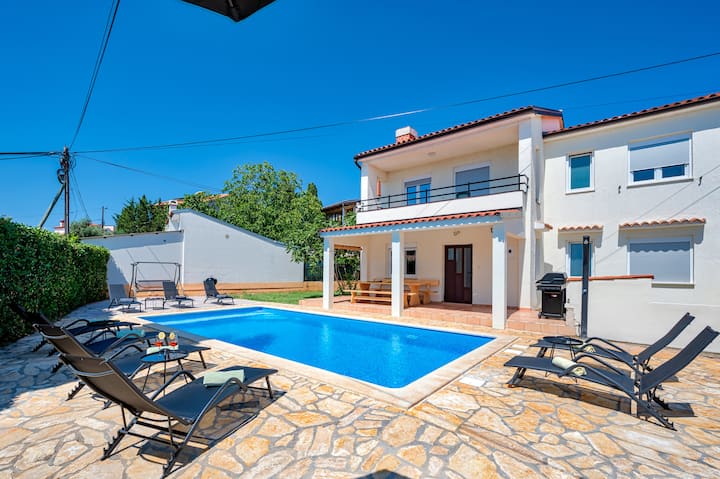 Well Positioned Villa Dante, Large Garden - Medulin