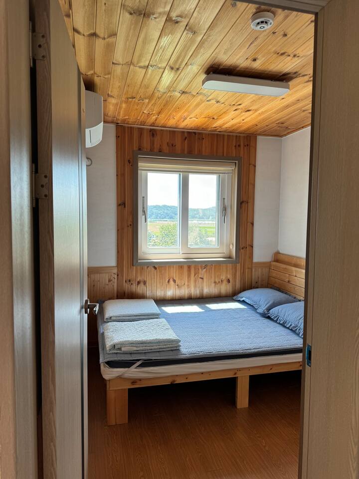 Si tratta di una camera al primo piano con un letto a due piazze e un condizionatore d'aria separato.