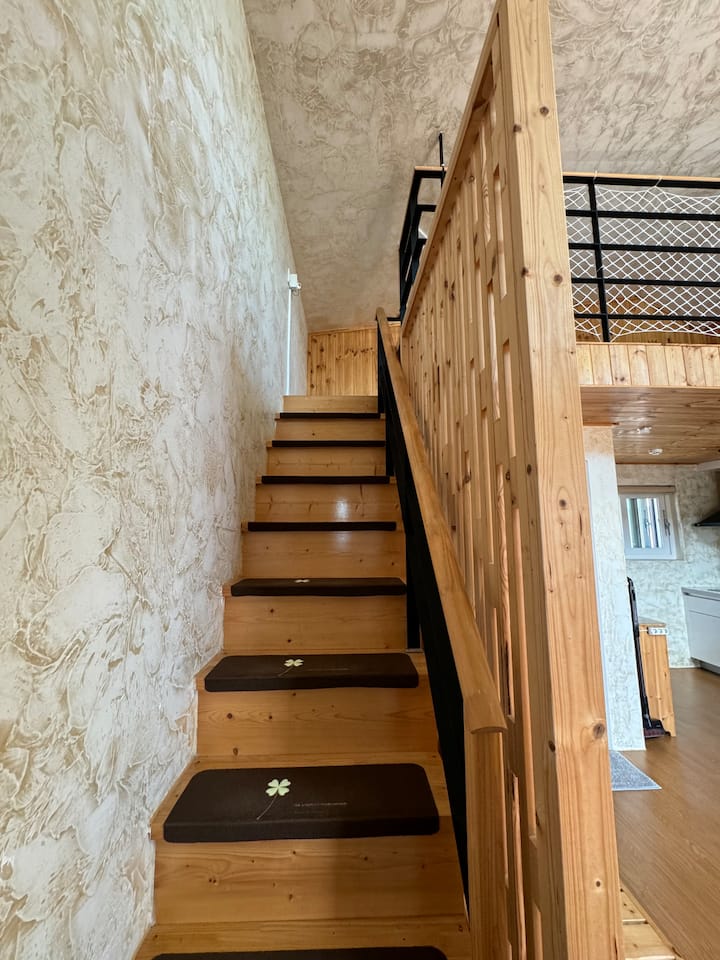 Si tratta di una scala fino al duplex. 
Abbiamo un cuscinetto antiscivolo.