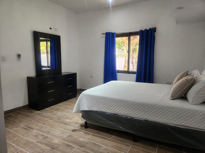 חדר עם מיזוג אוויר, חדר רחצה פרטי. יש גם שולחן עבודה אם אתם צריכים.