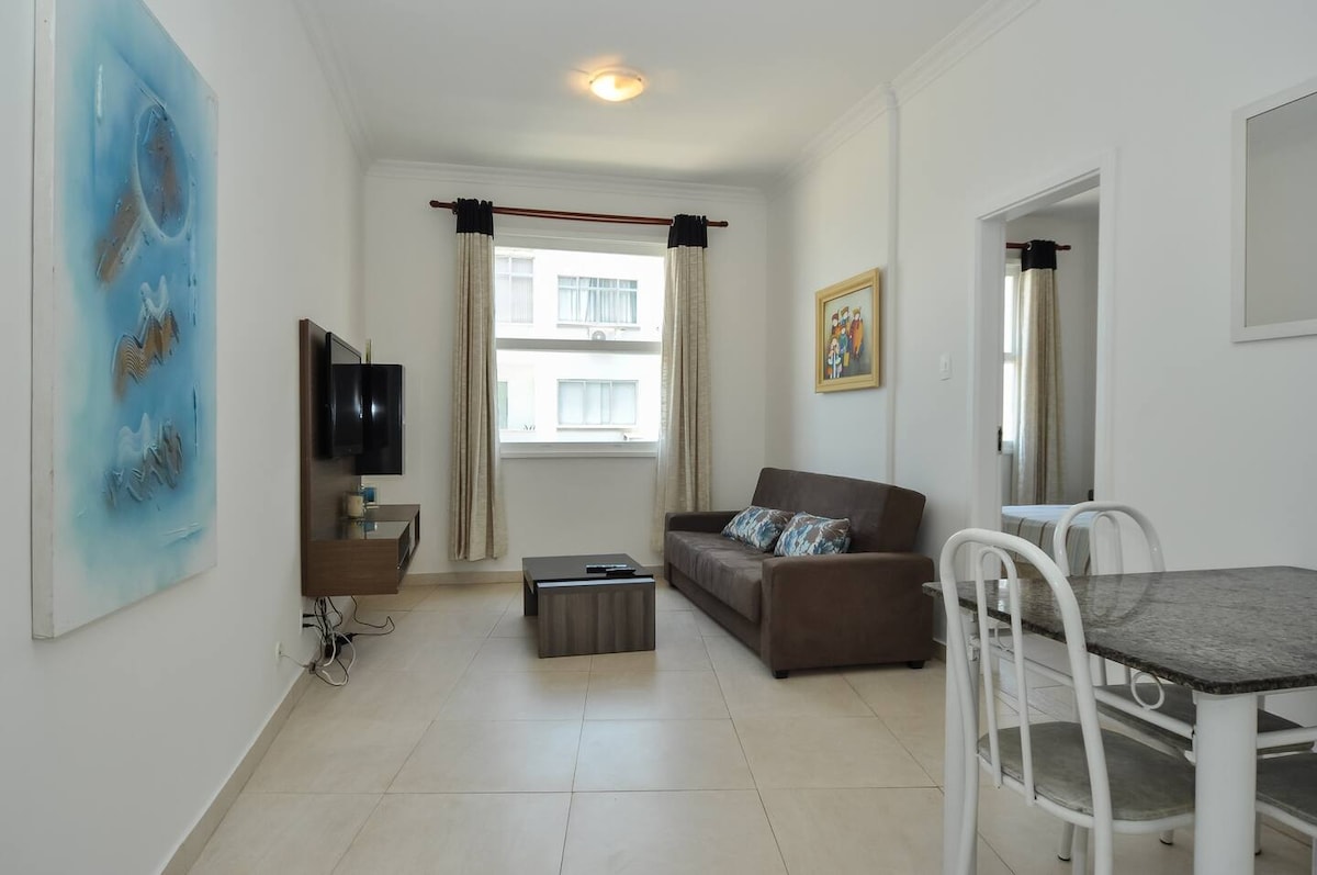 Dnevni boravak s kaučem na razvlačenje, zavjesama za zamračivanje i prostranim pogledom na ocean.