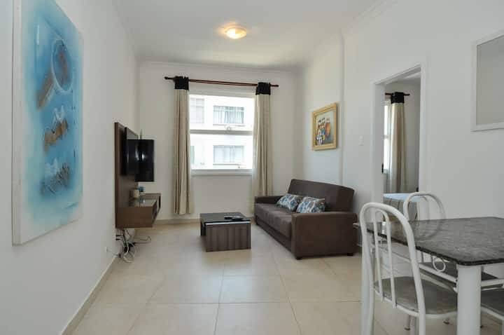 Obývačka s rozkladacou pohovkou, zatemňovacími závesmi a rozsiahlym výhľadom na oceán.