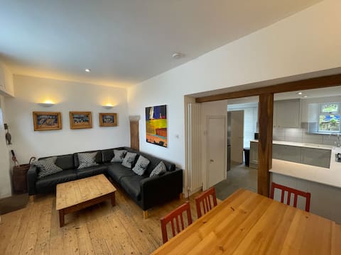 Popular Airbnb listing: Cosy Cottage in Dorset 2 min walk to Beach & Cafes in Swanage