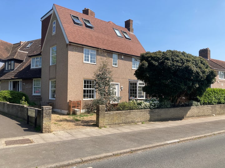 Suburban Family Home With A Garden - Woolwich