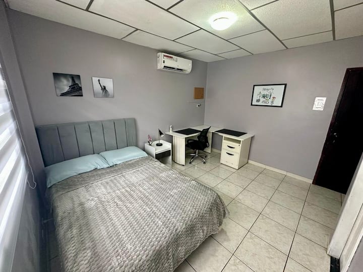 Kitanda kikubwa, dawati kubwa na AC iliyo na bafu la kujitegemea.
Kitanda kikubwa cha viti 2, dawati kubwa na AC iliyo na bafu la kujitegemea.