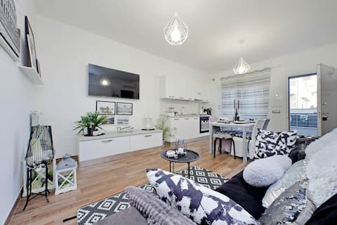 Popular Airbnb listing: (Airport 6 min) Villa with parking and beachnearby in Fiumicino