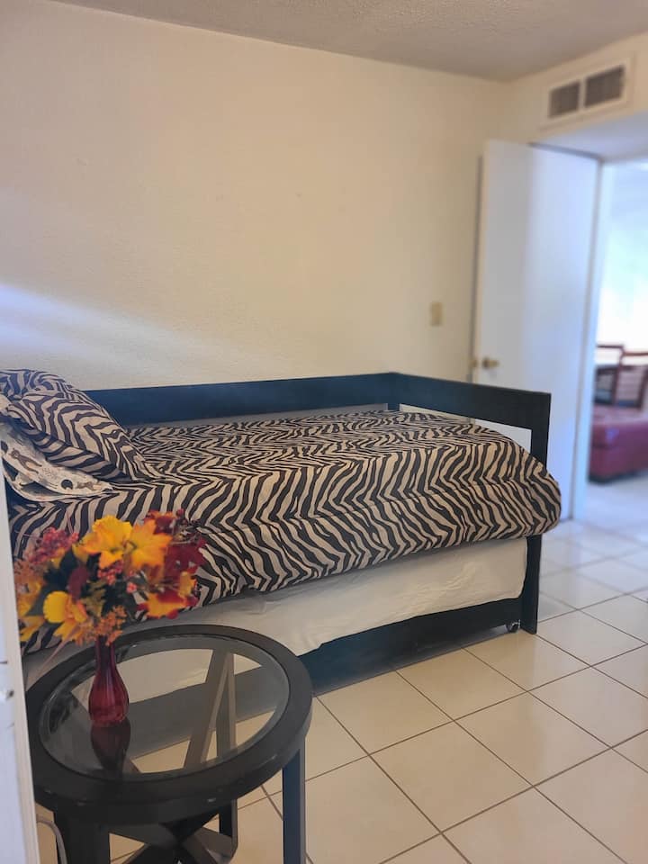 第三间卧室配有2张1米宽单人床和电视