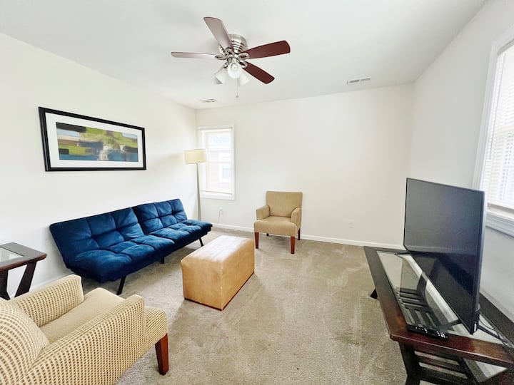 *Top Floor Bungalow* | Downtown Hampton | 1 Br - Hampton, VA