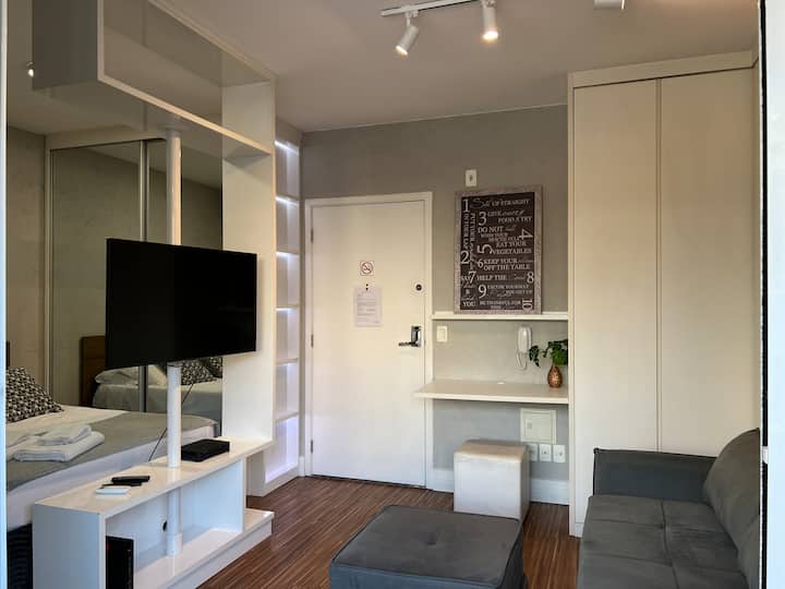 chambre intégrée avec salon/canapé lit