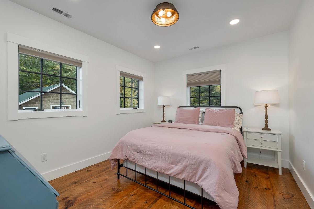 Svaka spavaća soba ima sjenila za zamračivanje prostorija, budilicu/aparat za buku, dodatnu posteljinu, radni stol za tajnice, ogledala u punoj dužini i stalak za prtljagu.