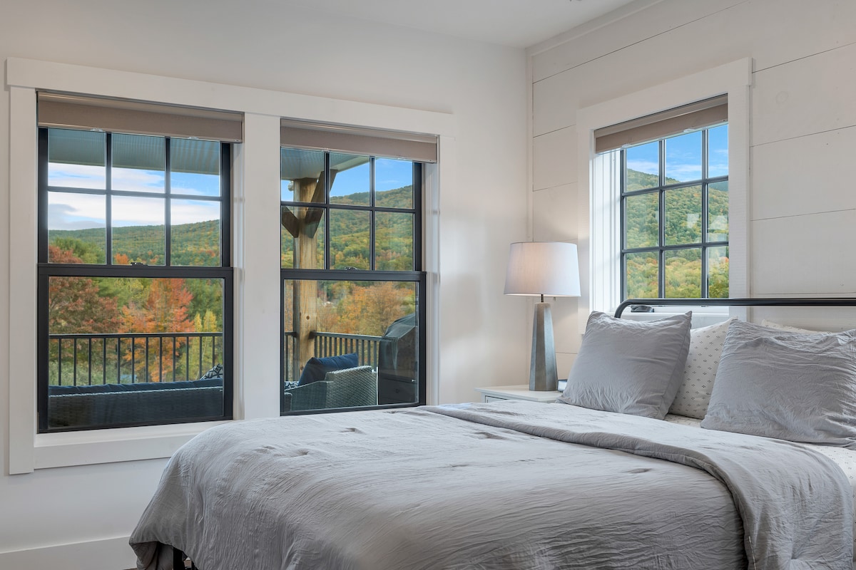 Iz ove spavaće sobe pruža se prekrasan pogled na planinski lanac i farmu. 