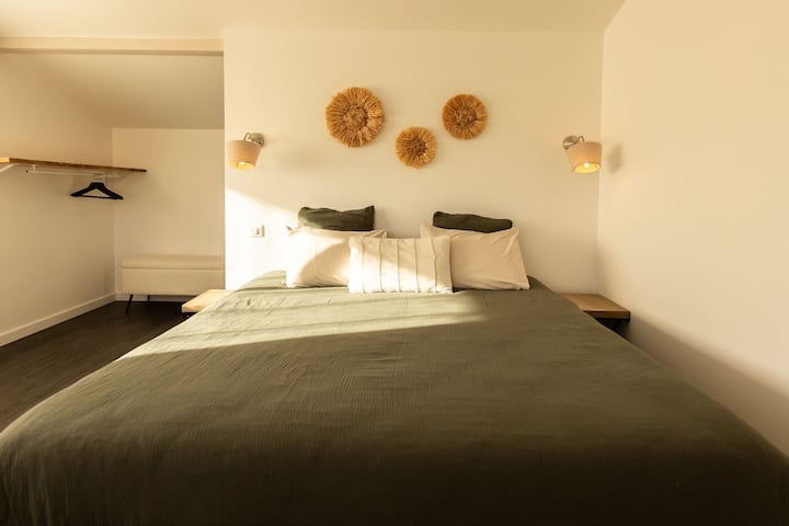 Prostrane i profinjene sobe:
  – Glavna spavaća soba s bračnim krevetom (160 cm), vrhunskim madracem, mekanim jastucima i prostorom za pohranu.