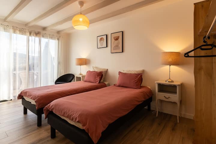   – Druga spavaća soba s dva jednostruka kreveta (80 cm), također opremljena vrhunskim madracima i jastucima.