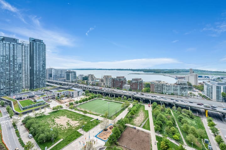 Dtown Toronto with Free parking & Self Check-in #