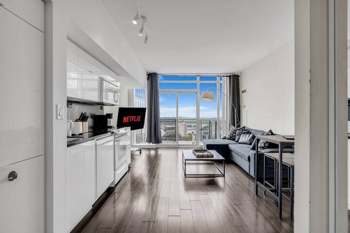 Dtown Toronto with Free parking & Self Check-in # gallery image 5