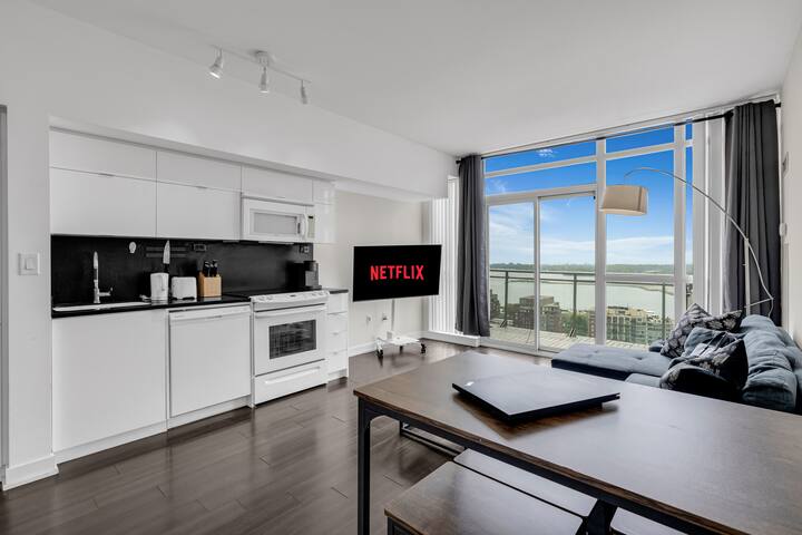 Dtown Toronto with Free parking & Self Check-in # gallery image 4