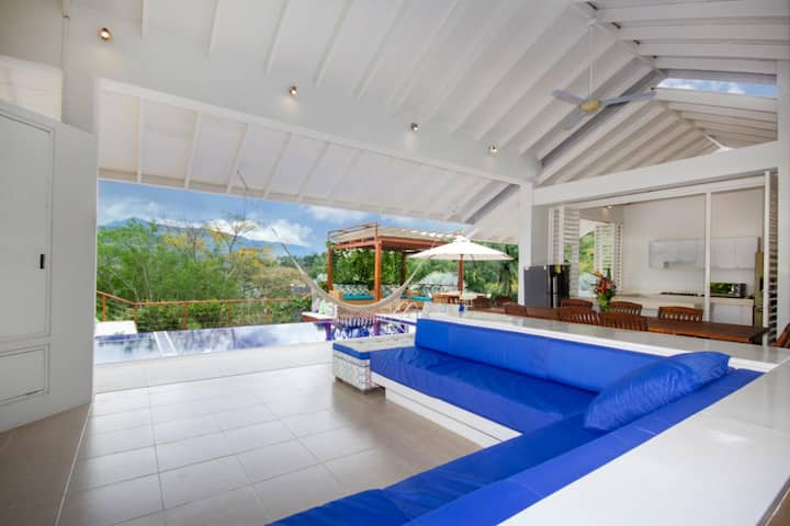 Dhoma e ndenjjes me televizor inteligjent