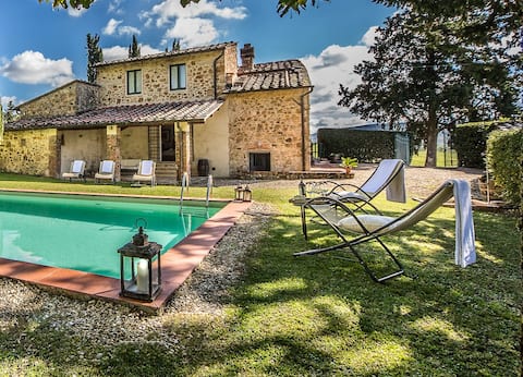 Charming Cottage among vineyards with private pool