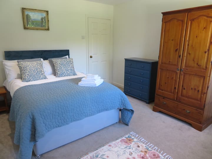 Camera "Il giardino segreto". 

Letto matrimoniale situato al piano superiore. 