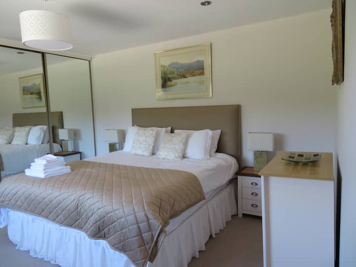 'La Stanza d'Oro'

Letto king-size situato al piano superiore. 