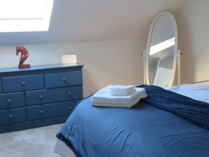 Camera da letto principale situata al piano superiore.

Letto matrimoniale grande con materasso, testiera e base deluxe "Harrison". 