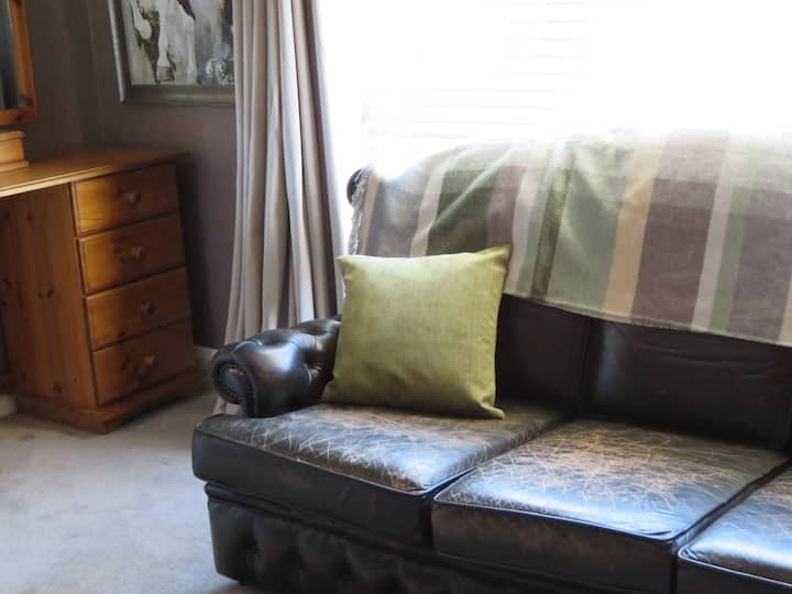 Splendida camera padronale situata al piano inferiore. 

Letto king size, tavolino con specchio, specchio lungo autoportante, ampio divano a 3 posti, finestra extra large e luci soffuse. 