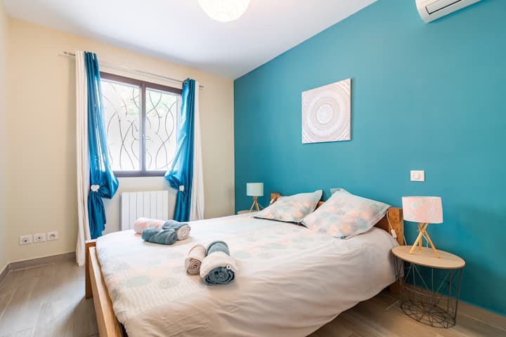 bedroom 1 ground floor: 11m2 - 140x190 double bed/220x240 duvet - large closet - heating-

optional bed linen and/or towels to  order when booking.