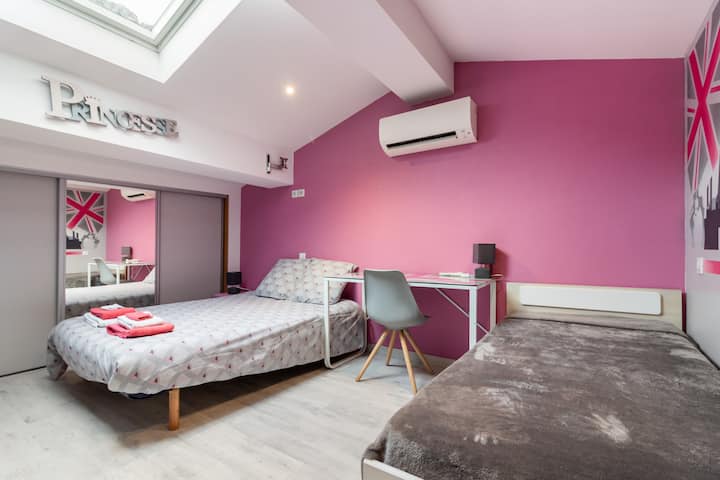 bedroom 3 floor1: one single bed 90x190, duvet 180x220 - large storage closet - desk - double bed 140x190, duvet 220x240.
shower room with attached toilet.
bed linen and/or towels on options.