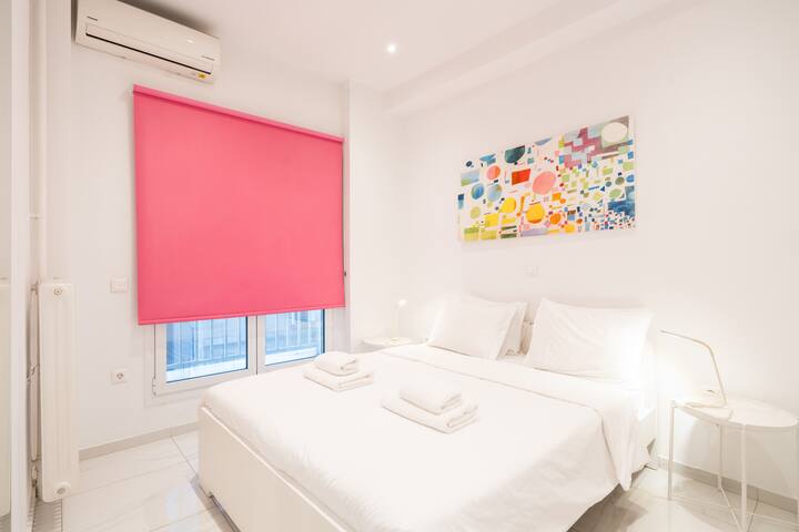 ความสง่างามแบบมินิมอลที่มีสีสันสดใสตอบสนองความสะดวกสบายอย่างเพียงพอในห้องนอนที่เงียบสงบนี้