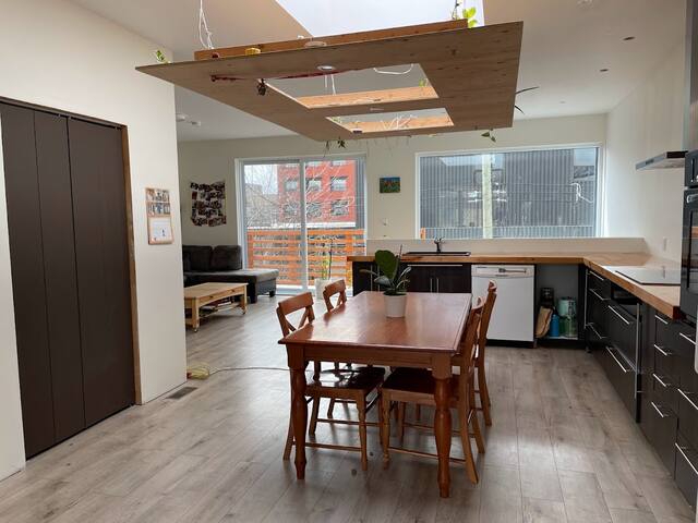 The Red House with backyard in Little Italy gallery image 3