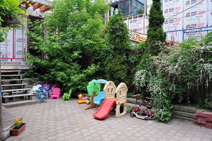 The Red House with backyard in Little Italy gallery image 5