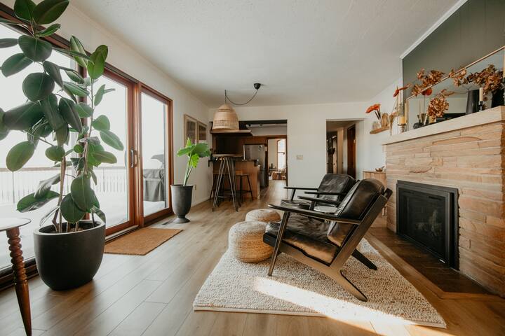 Lakeside Retreat | Sauna | Hot Tub | Private Beach gallery image 2