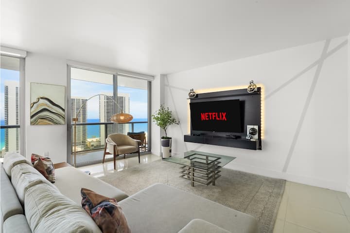 ✨Llega con estilo a nuestro condominio Beachwalk actualizado, donde el ascensor se abre a tu vestíbulo privado. Relájate en espacios de diseño, disfruta de vistas panorámicas y de las comodidades del resort, como la piscina, el gimnasio y el servicio de playa.