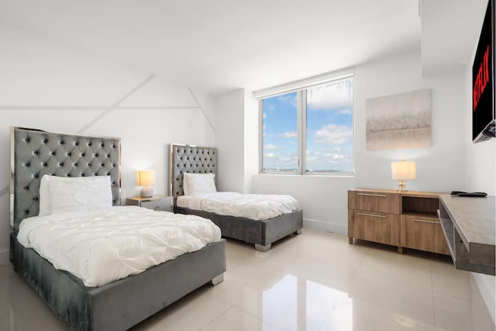 Entra en un dormitorio luminoso con dos cómodas camas individuales y una decoración moderna. Con su propio baño en la habitación, es perfecto para la comodidad y la relajación.