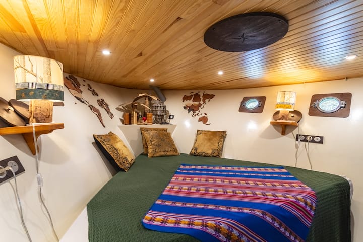 Chambre Antoine Fuet: custom XL bed (210x190) that matches the shape of the hull. 