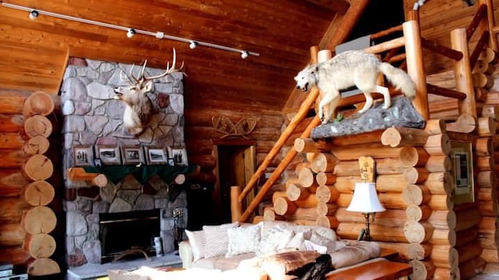 The Log Cabin On Rainy Lake - Fort Frances