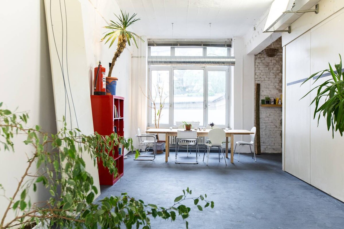 Beliebte Airbnb-Anzeige: 200qm LOFT - on the Spree! in Moabit