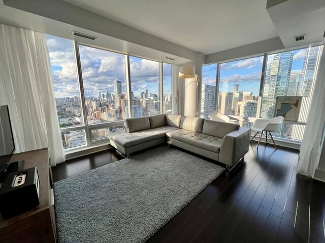 Spacious & luxury- heart of downtown gallery image 3