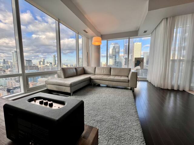 Spacious & luxury- heart of downtown gallery image 2