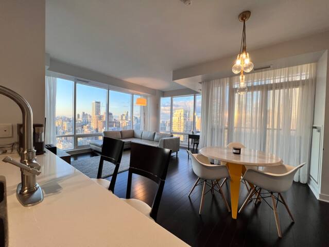 Spacious & luxury- heart of downtown