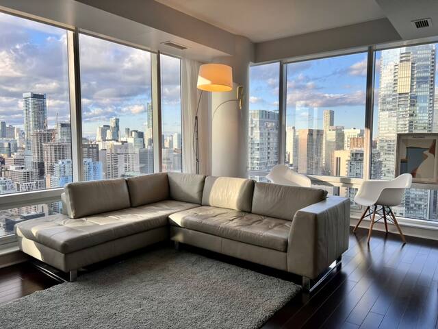 Spacious & luxury- heart of downtown gallery image 4