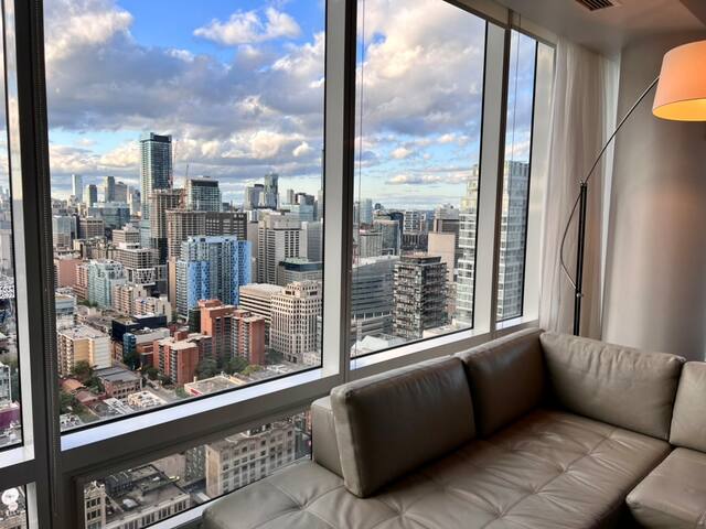 Spacious & luxury- heart of downtown gallery image 5