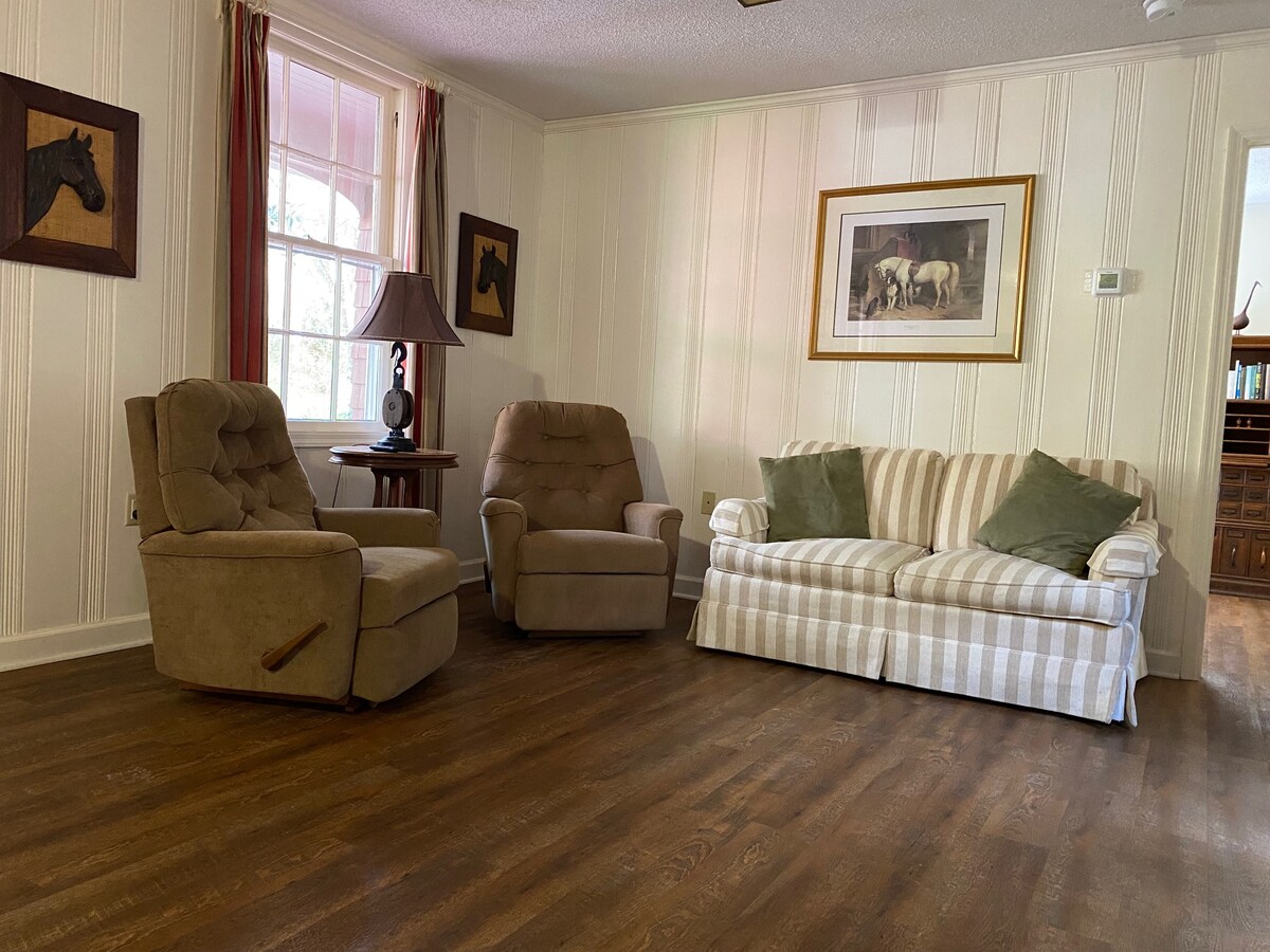 Popular Airbnb listing: The Cottage at the Whinny Club in Thomasville