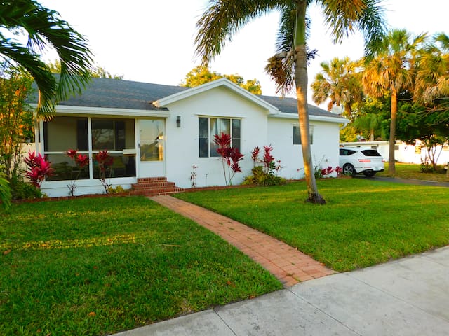 Meet me on the Front Porch! 3/2 Tiki Hut! Too Cute