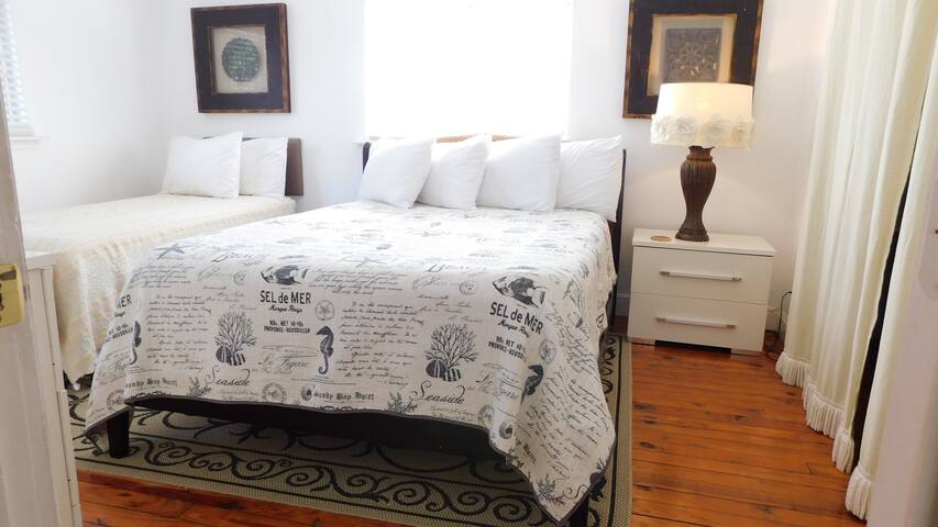 Meet me on the Front Porch! 3/2 Tiki Hut! Too Cute gallery image 3