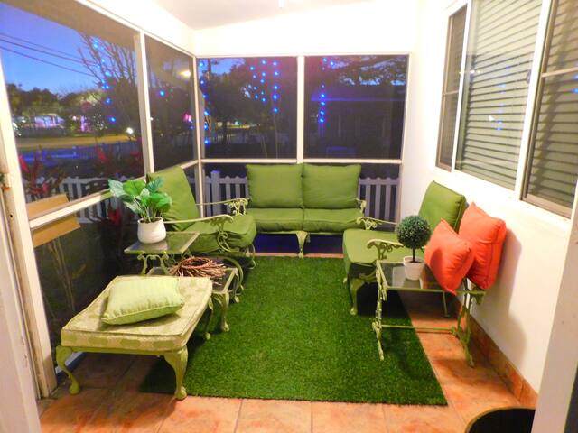 Meet me on the Front Porch! 3/2 Tiki Hut! Too Cute gallery image 2