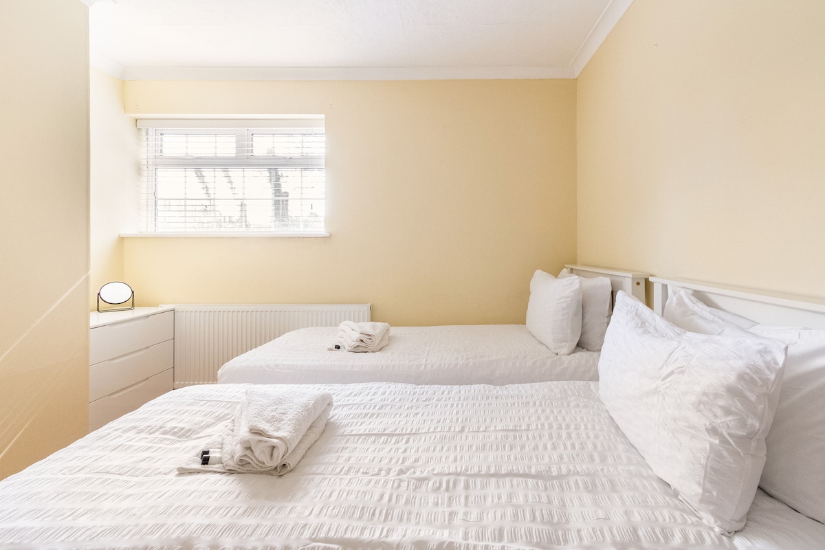 دافئ وجذاب:
غرفة نوم مزدوجة مريحة مع سرير Dorma مريح، مثالية لكل من الأطفال والبالغين.