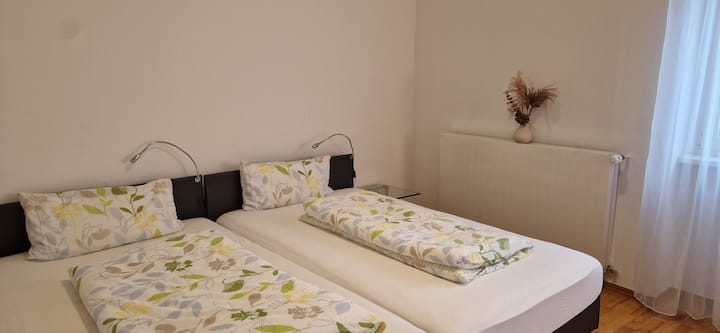 ห้องนอน 1:
เตียงสปริง 2 เตียงขนาด 120x200 ซม. สามารถแยกออกจากกันได้