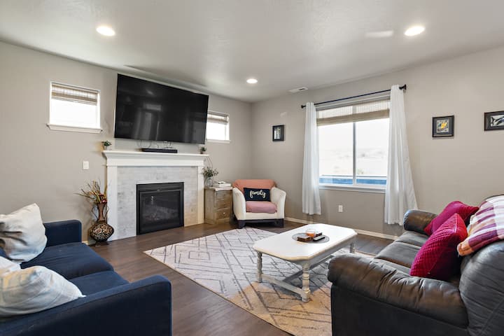 Hot Tub Huge Yard 5 Kings Fiber Wi-fi 4k Huge Tv - Medford, OR